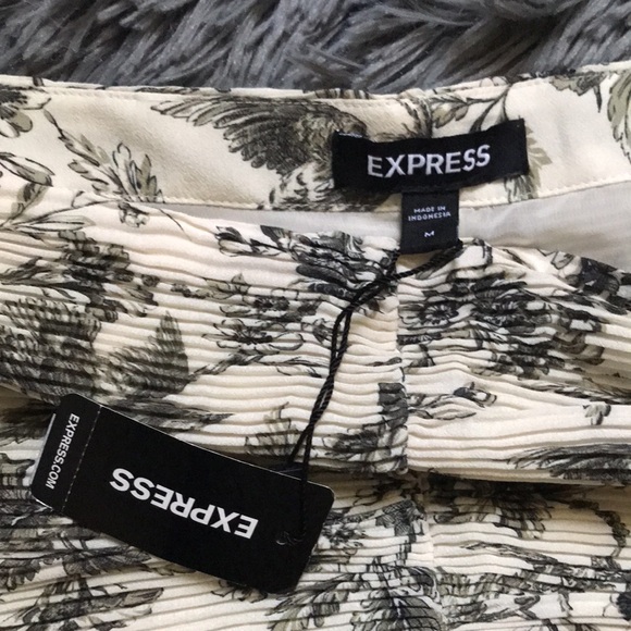 Express Ruched Fit and Flare Mini Skirt Size Medium NWT - Picture 2 of 8